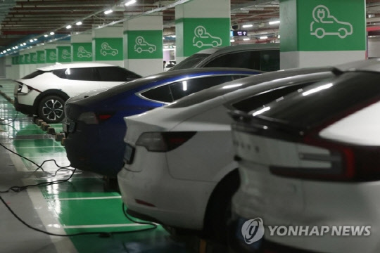 서울 강남구 한 전기차 주차장에 차량들이 충전을 하는 모습. 사진 연합뉴스
